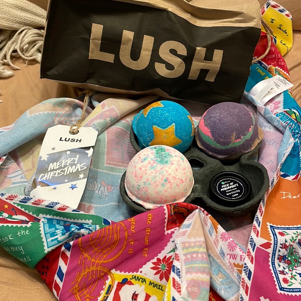 LUSH - Christmas Knot-wrap incudes 3 bath bombs and Mask of Magnaminty